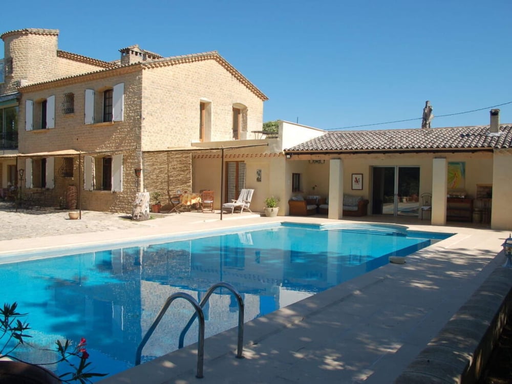 Camargue Modern Retreat — 4-Star Luxury Hotel in Cavaillon, France