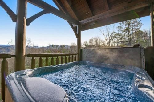 Sawmill Lodge: Hot Tub Theater Putt Putt & Views — 4-Star Luxury Hotel in Sevierville, United States