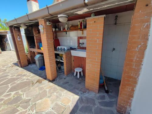 Villino con giardino a 10 minuti a piedi dalla spiaggia e vicino a Roma — hotel in Torvaianica
