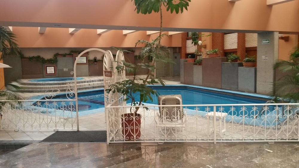 Indoor/outdoor pool