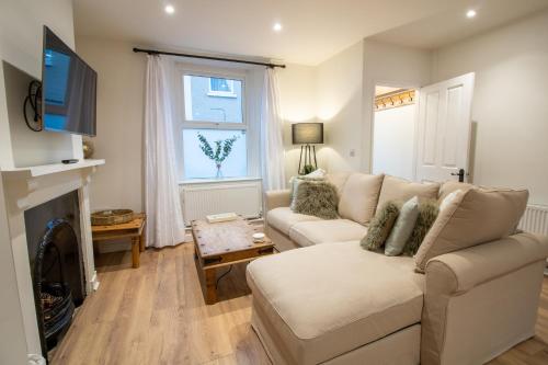 Stylish and Modern Town Centre End of Terrace Home — 4-Star Luxury Hotel in Newton Abbot, United Kingdom