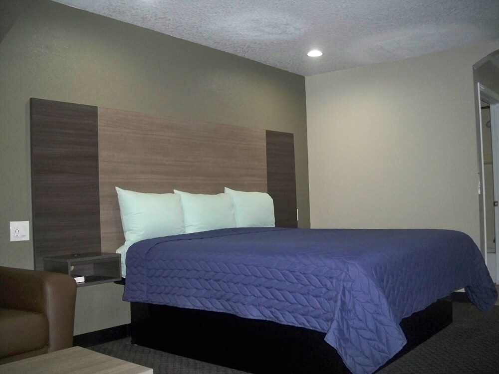Scottish Inn & Suites - photo 23