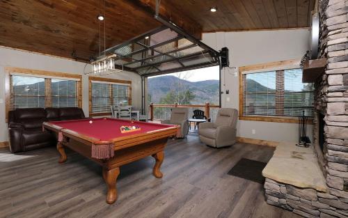 Moonlit Lodge — 4-Star Luxury Hotel in Sevierville, United States