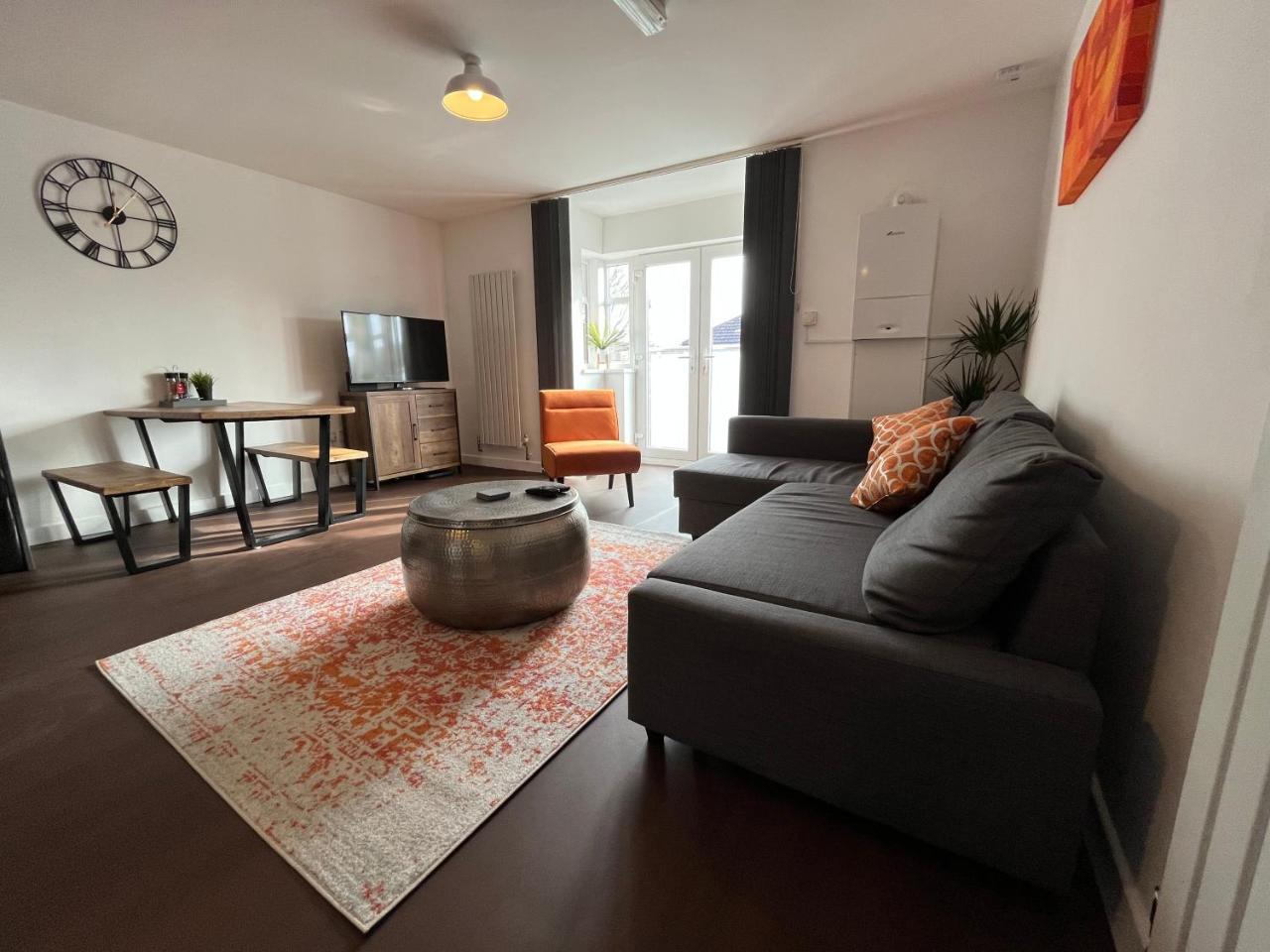 Stylish 2 Bed Riverside Flat Single or Kingsize beds Free Parking — 4-Star Luxury Hotel in Southampton, United Kingdom