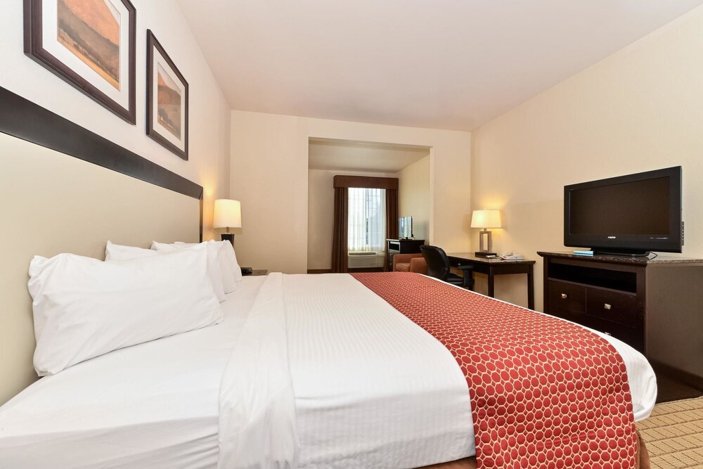 Express Inn & Suites - photo 13