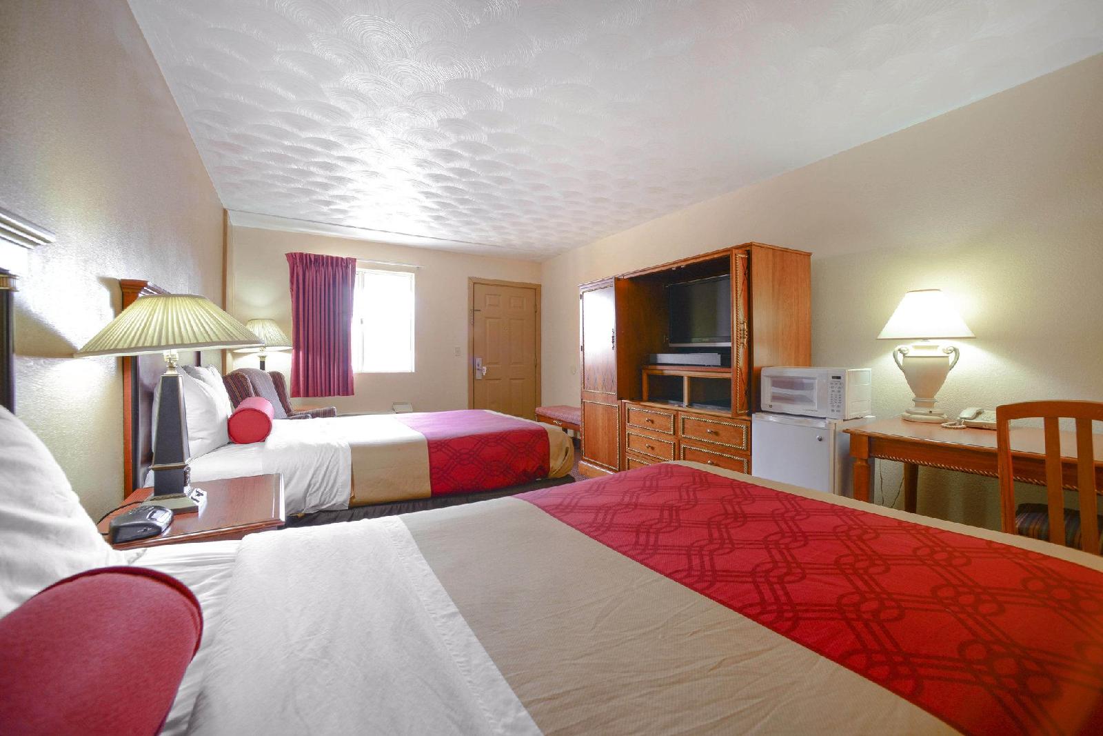 Econo Lodge Inn & Suites - photo 10
