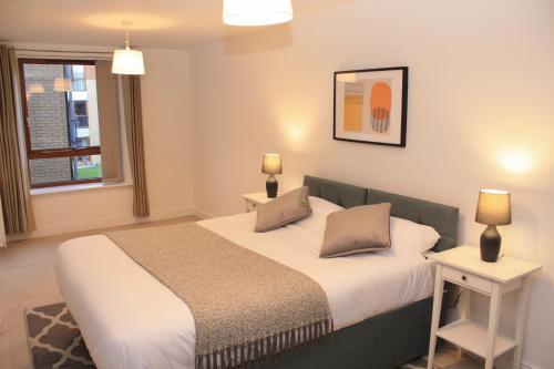 Spacious 2 Bed 2 Bath Apartment & Free Parking LGW 10min drive — 4-Star Luxury Hotel in Crawley, United Kingdom