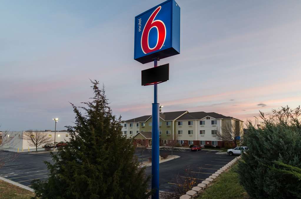 Motel 6 Lincoln NE - featured photo