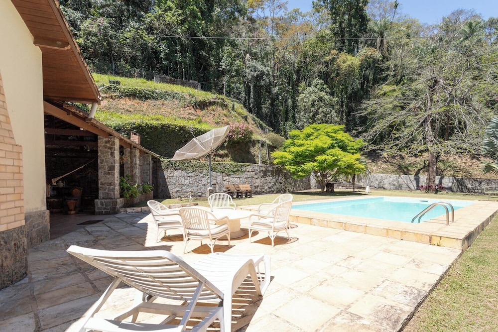 S tio Rodeado de Verde c Piscina e Churrasqueira — hotel in Vassouras