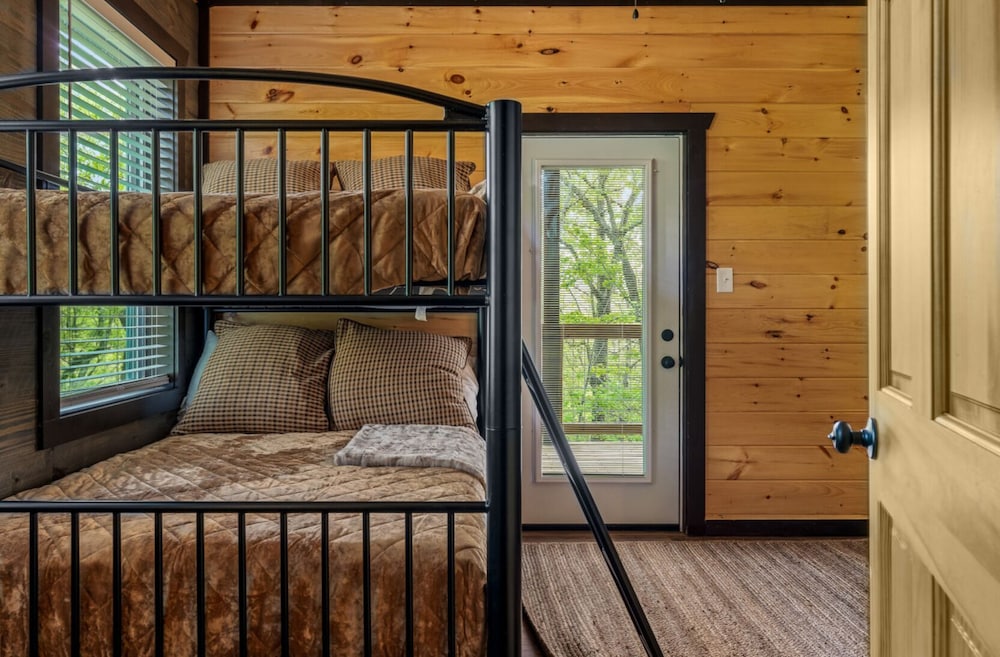 Mountain Majesty By Ghosal Luxury Lodging - photo 8