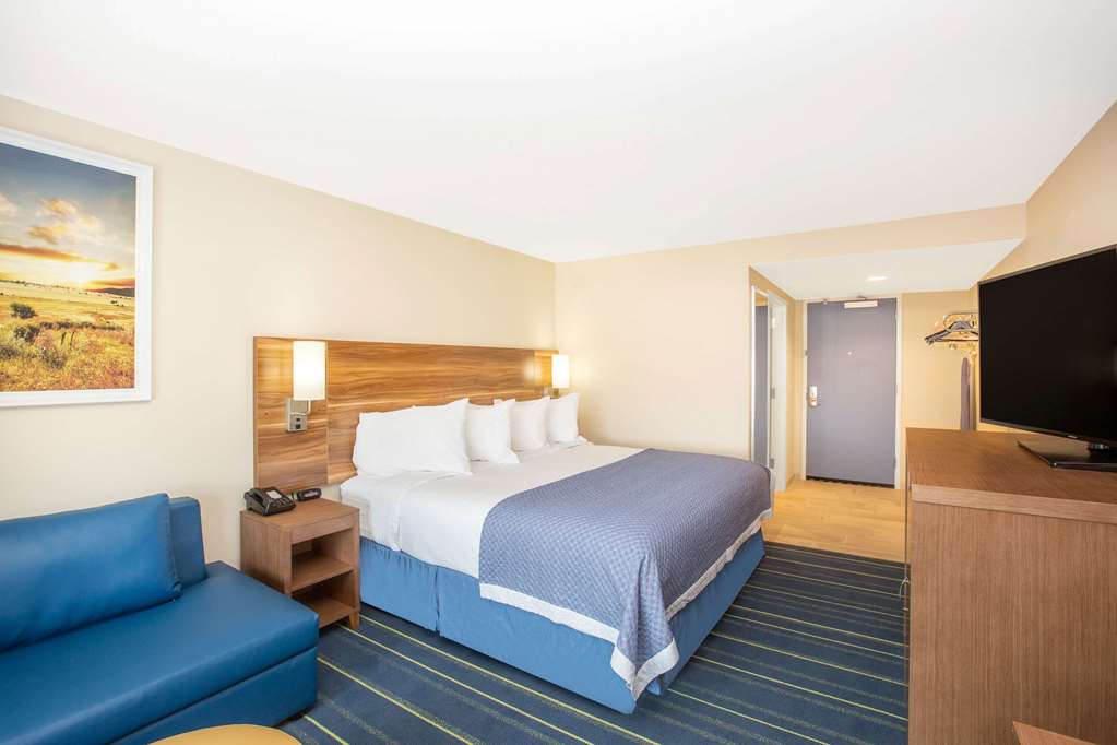 Days Inn & Suites by Wyndham Kearney - photo 9