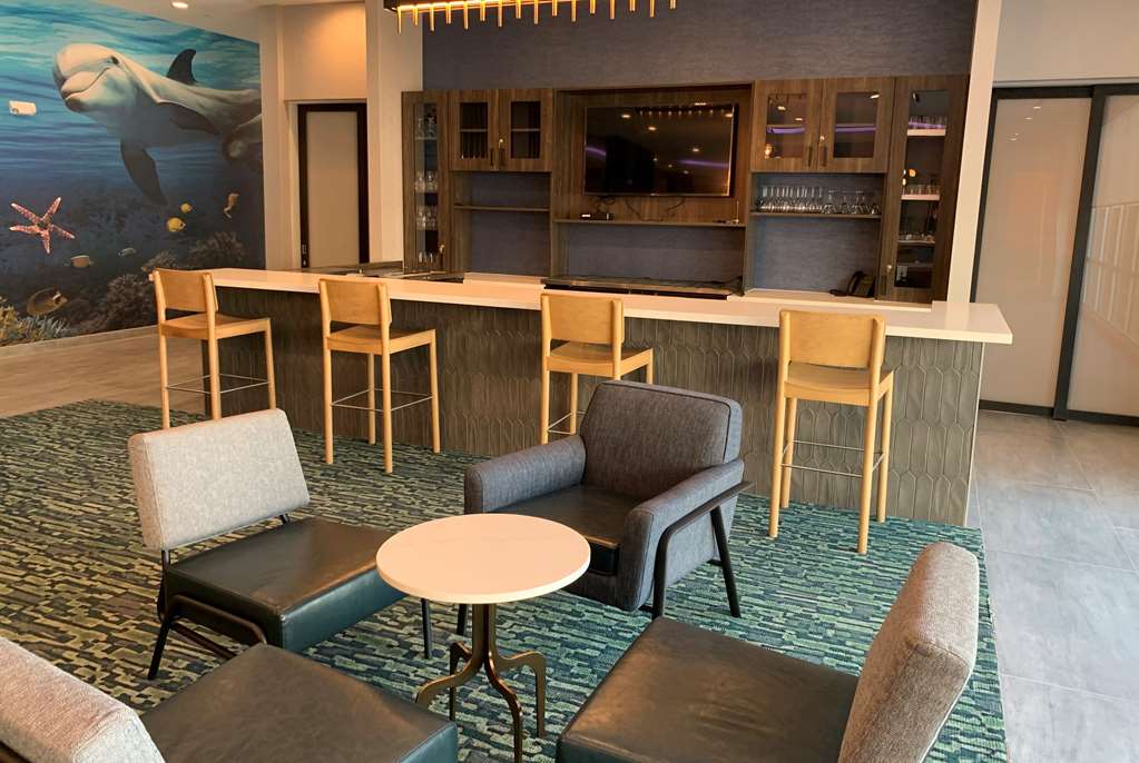 La Quinta Inn & Suites by Wyndham Galveston North at I 45 - photo 35