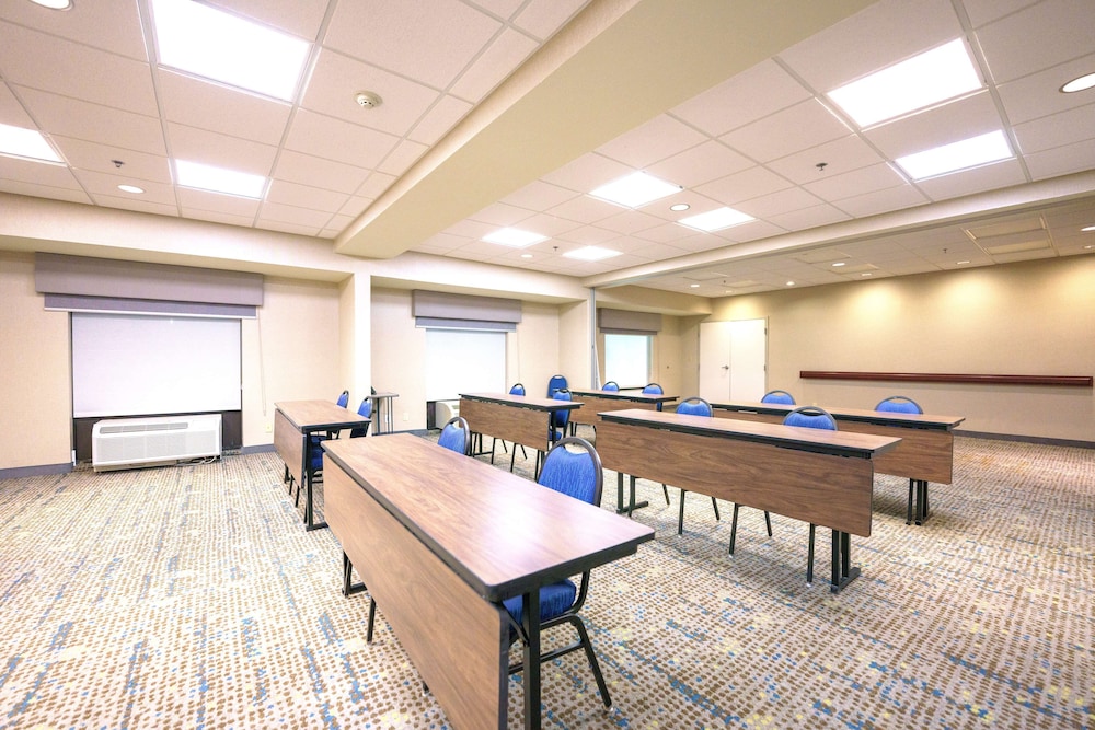 Hampton Inn Hays North of I 70 - photo 19