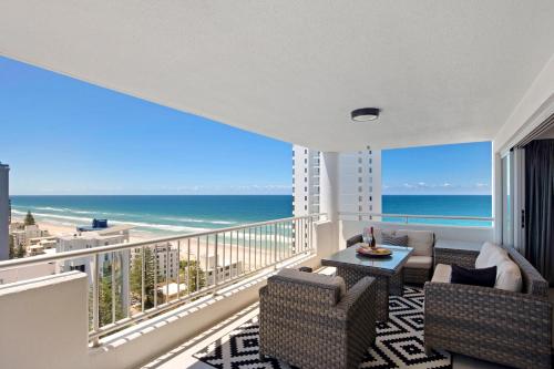 Awesome beach and river views 3 bedrooms adobe — 4-Star Luxury Hotel in Gold Coast, Australia