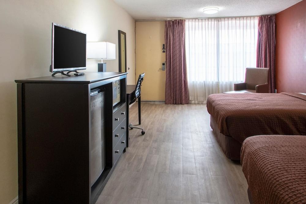 Econo Lodge Elko Downtown Area - photo 4