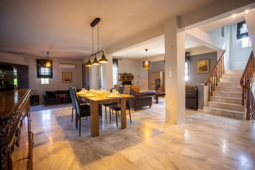 Τraditional fully detached villa on a luxurious hillock of Thessaloniki with its own garden also for family & wedding gatherings for 10 to 25 people only 15 minutes from airport — 4-Star Luxury Hotel in Thessaloniki, Greece