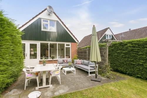 Jonkerstee 226 De Zee egel Ouddorp not for companies - carbon neutral hotel in Ouddorp