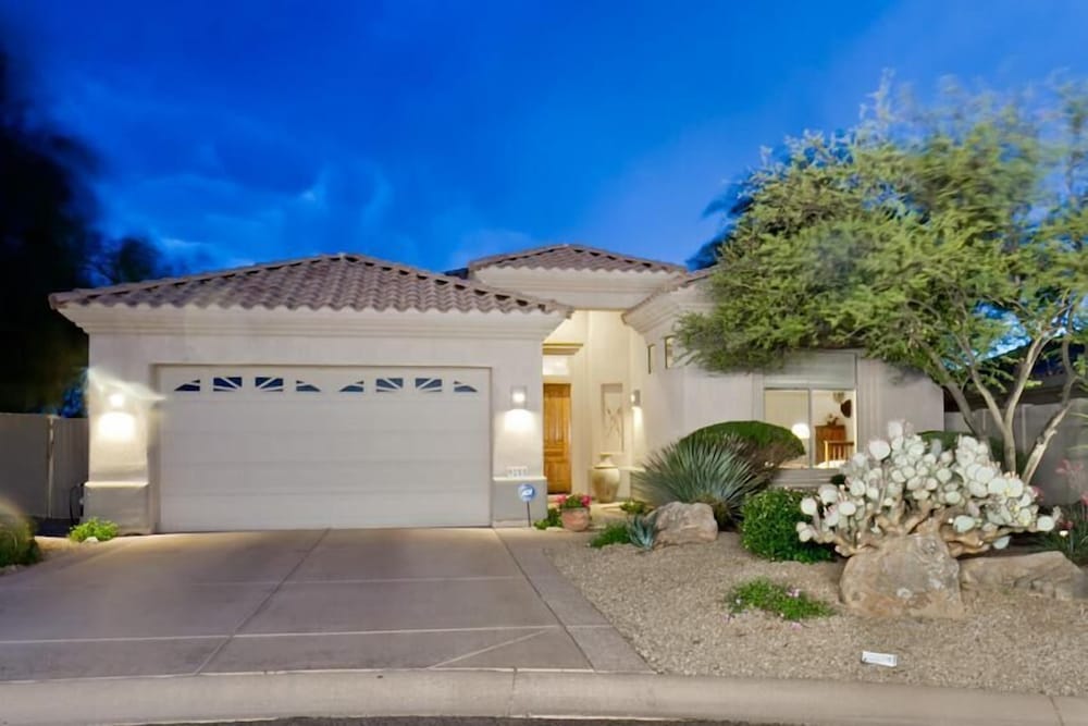 Honey Mesquite Getaway in Legend Trail By Signature Vacation — hotel in Scottsdale