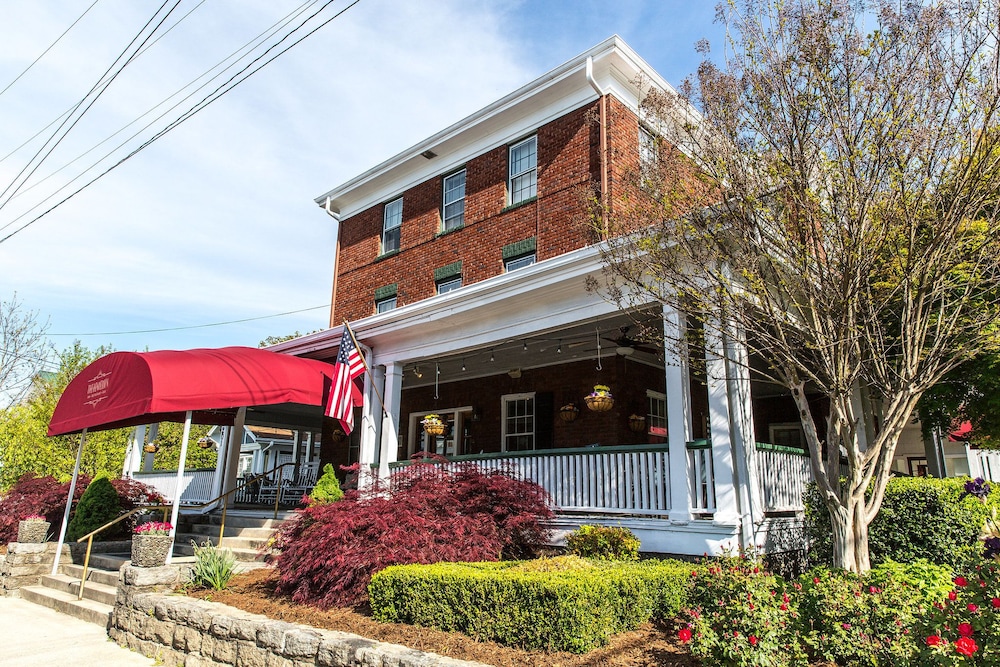 The Henderson - carbon neutral hotel in Hendersonville