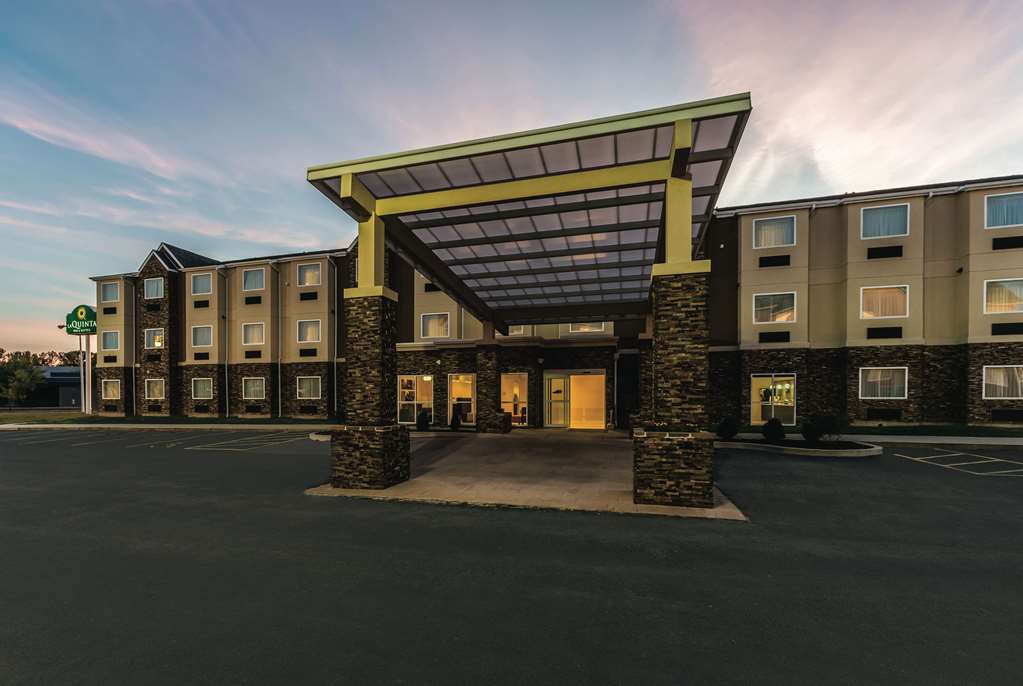 La Quinta Inn & Suites by Wyndham Collinsville St. Louis - photo 3