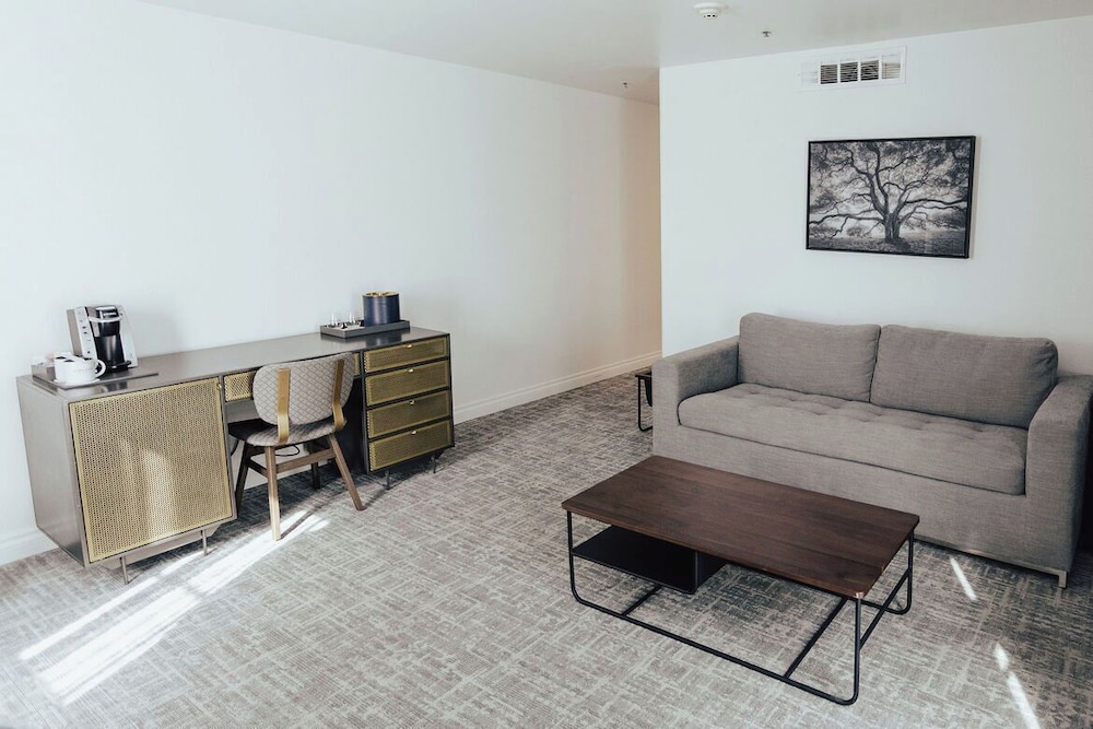 Vinland Hotel and Lounge - photo 32