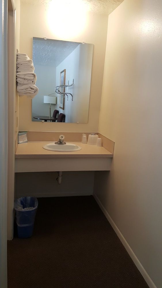 Amber Inn Motel - photo 2