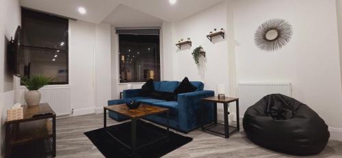 Abbey Corner by Nivaas 2 Located in the heart of the city centre 5 minute walk to train station 20 minutes to London via train