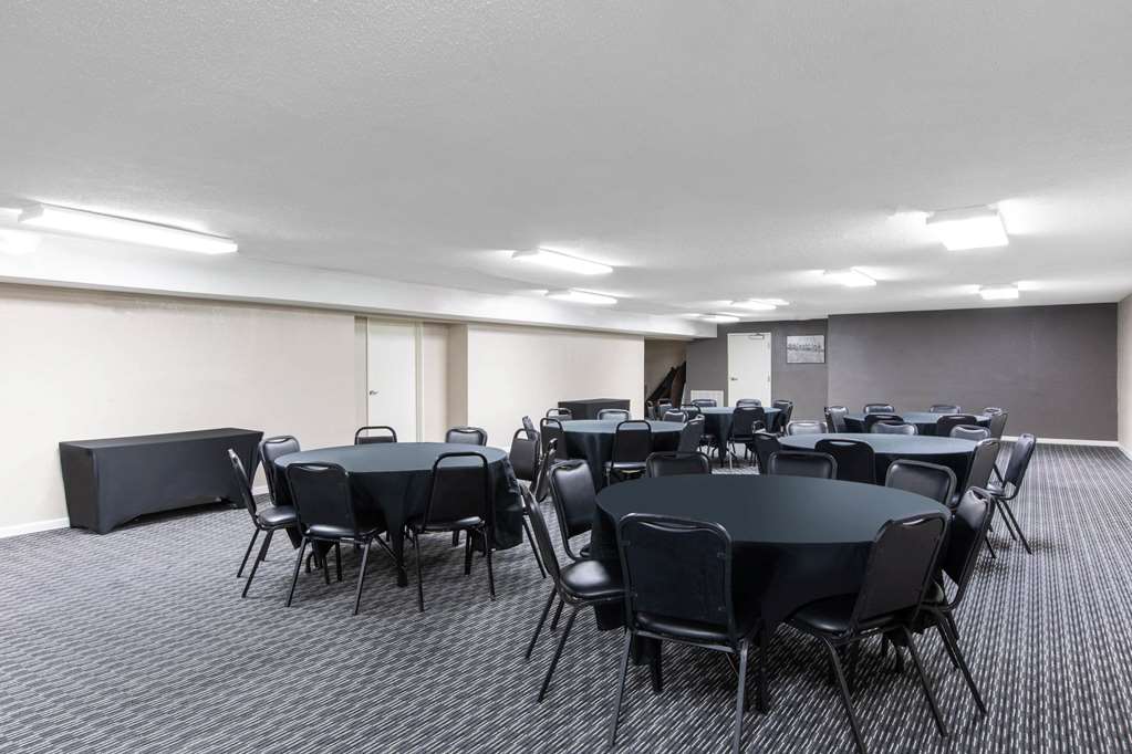 La Quinta Inn & Suites by Wyndham Blue Springs - photo 31
