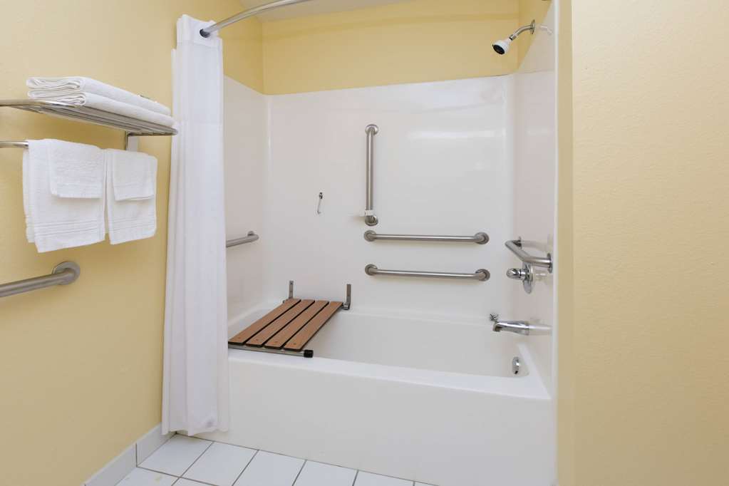 Days Inn & Suites by Wyndham Pryor - photo 12