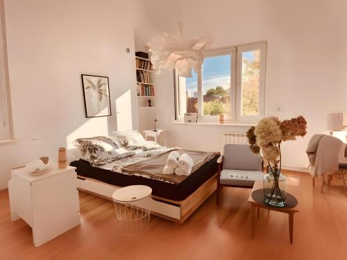 Spacious quiet and bright apartment close center backyard parking Mokotów — 4-Star Luxury Hotel in Warsaw, Poland