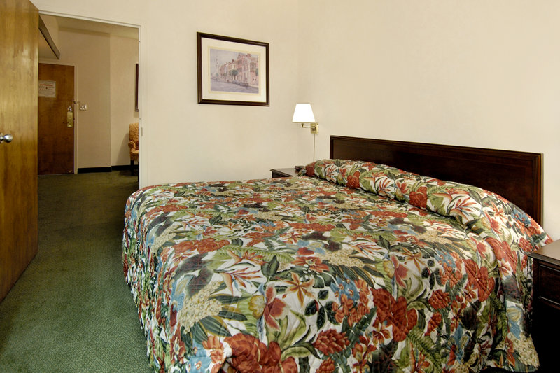 Quality Suites Convention Center Hotel - photo 6