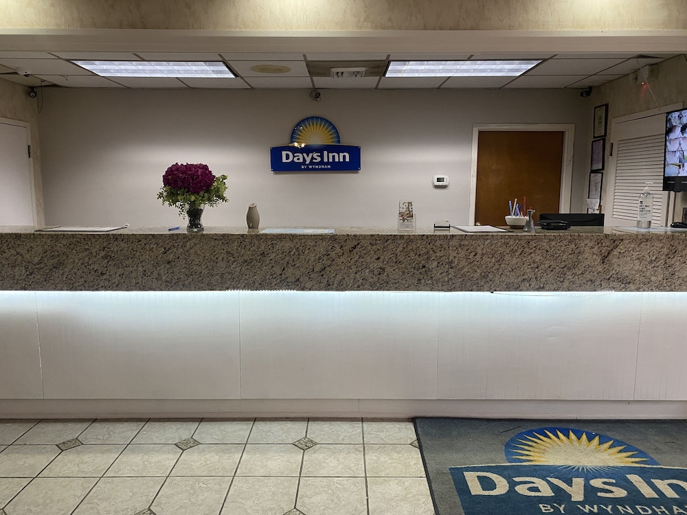 Days Inn by Wyndham Ozark - photo 2