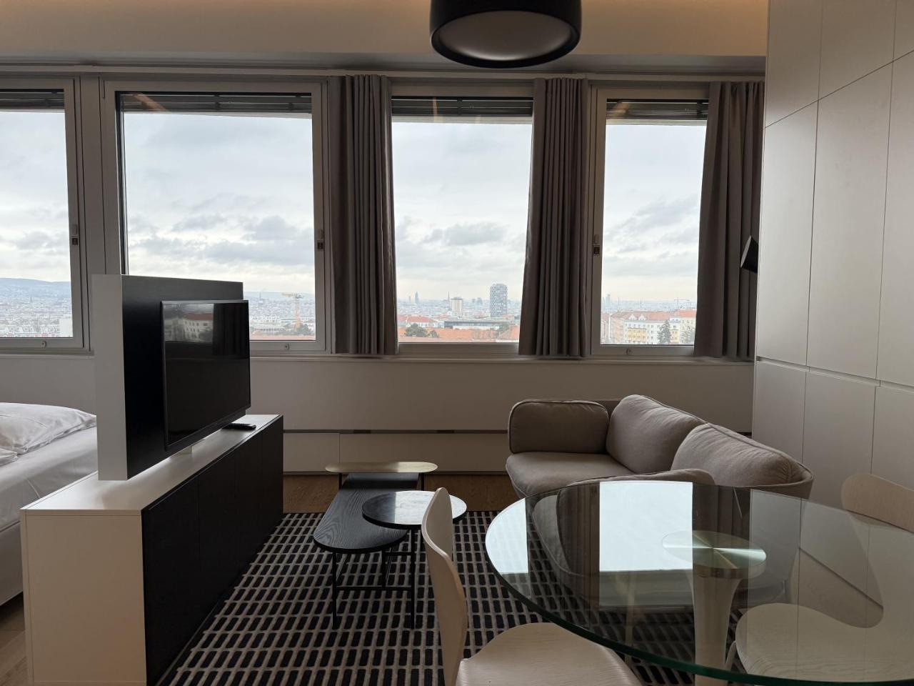 Skyline View Vienna Gym Parken Supermarkt Restaurant Self Check in — 4-Star Luxury Hotel in Vienna, Austria