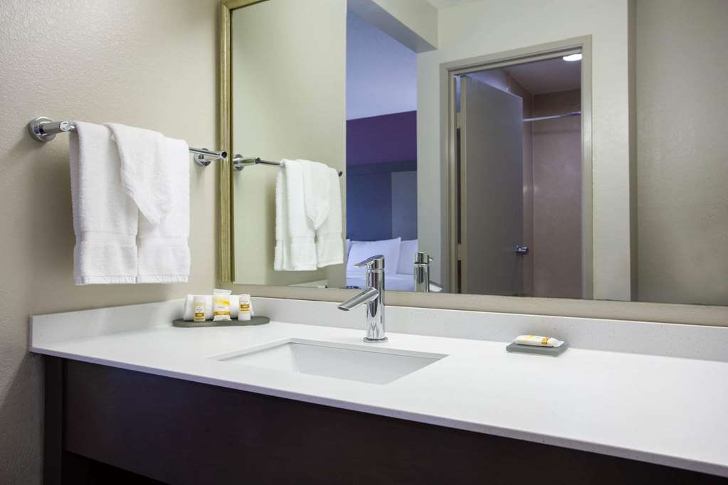 La Quinta Inn & Suites by Wyndham Roanoke Salem - photo 39