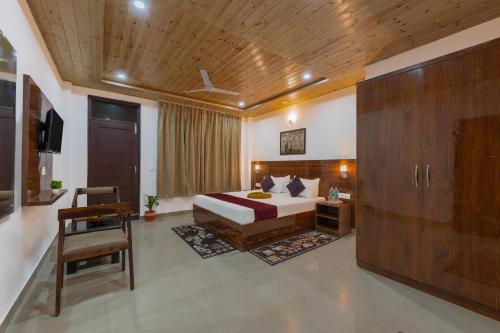 Sunset Vibes Near Mall Road Kasauli by Alluring North in Kasauli, India