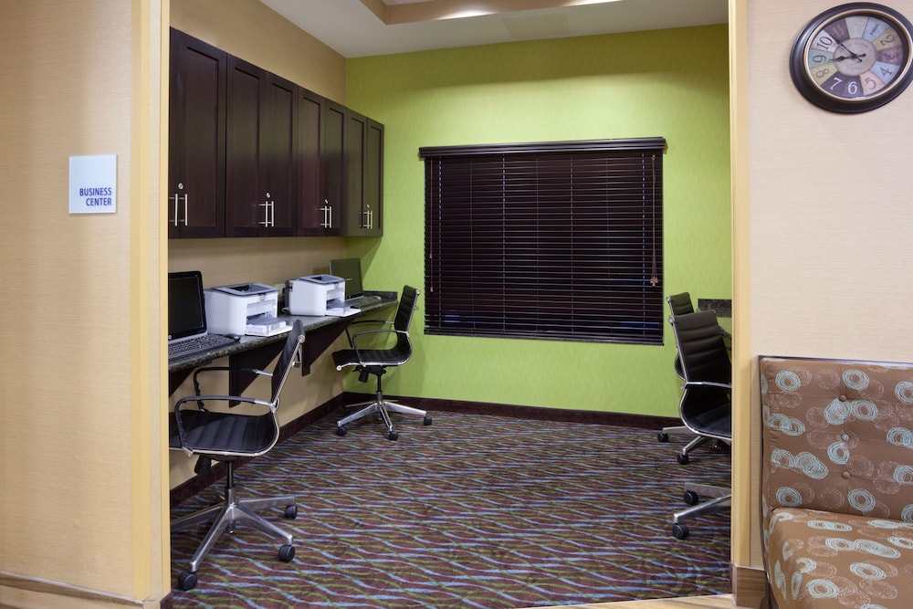 Holiday Inn Express Hotel & Suites Fort Dodge by IHG - photo 28