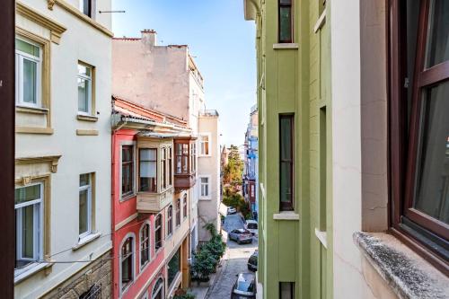 Homie Suites Modern Apartments Nearby Istıklal Street & Galata Tower — 4-Star Luxury Hotel in Istanbul, Turkey