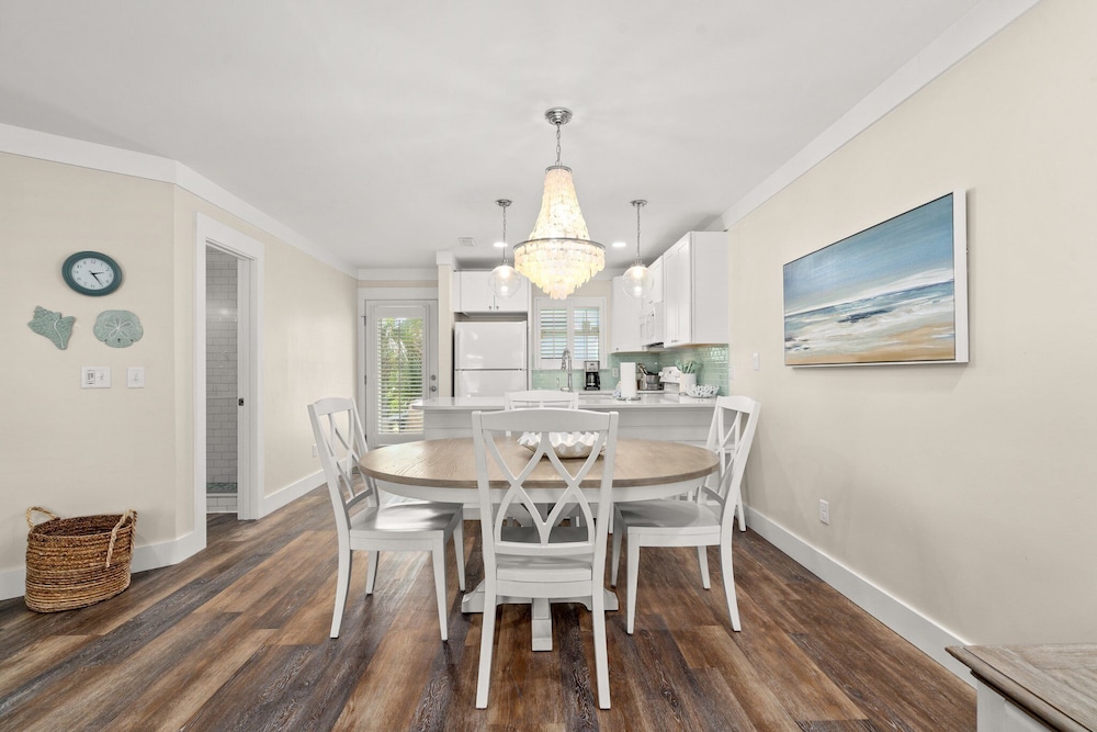 Newly Renovated 140 Feet To White Sandy Beaches Pool Grill - photo 25