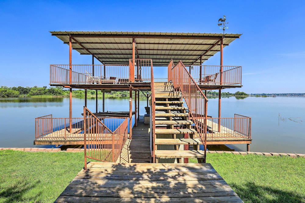 Granbury Lakefront Escape with Boat Dock and Slip — 4-Star Luxury Hotel in Granbury, United States