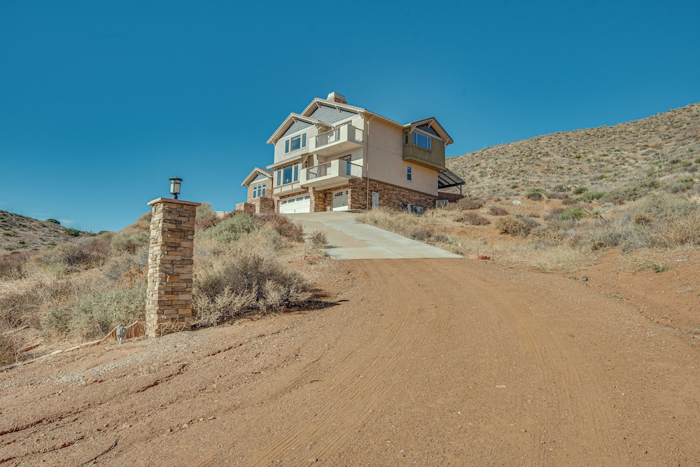 Expansive Mountain Gem: Game Room 3 Mi to Acton — hotel in Acton