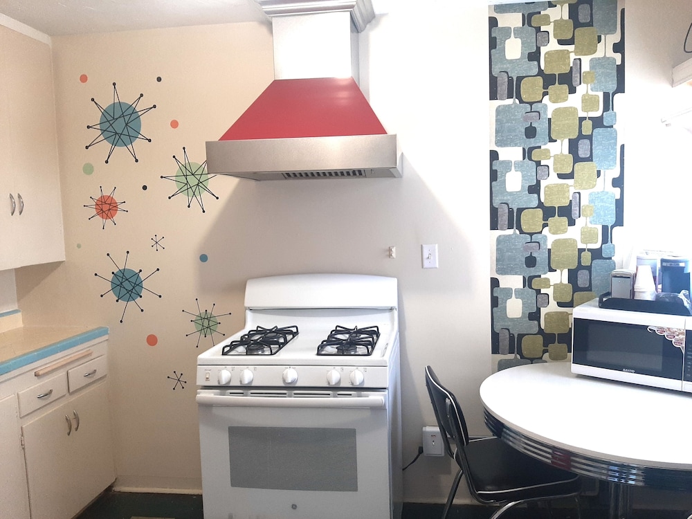 The New Star Motel with Studio Kitchens: 1950s Extended Stay Lodging and Retreat Center - photo 39