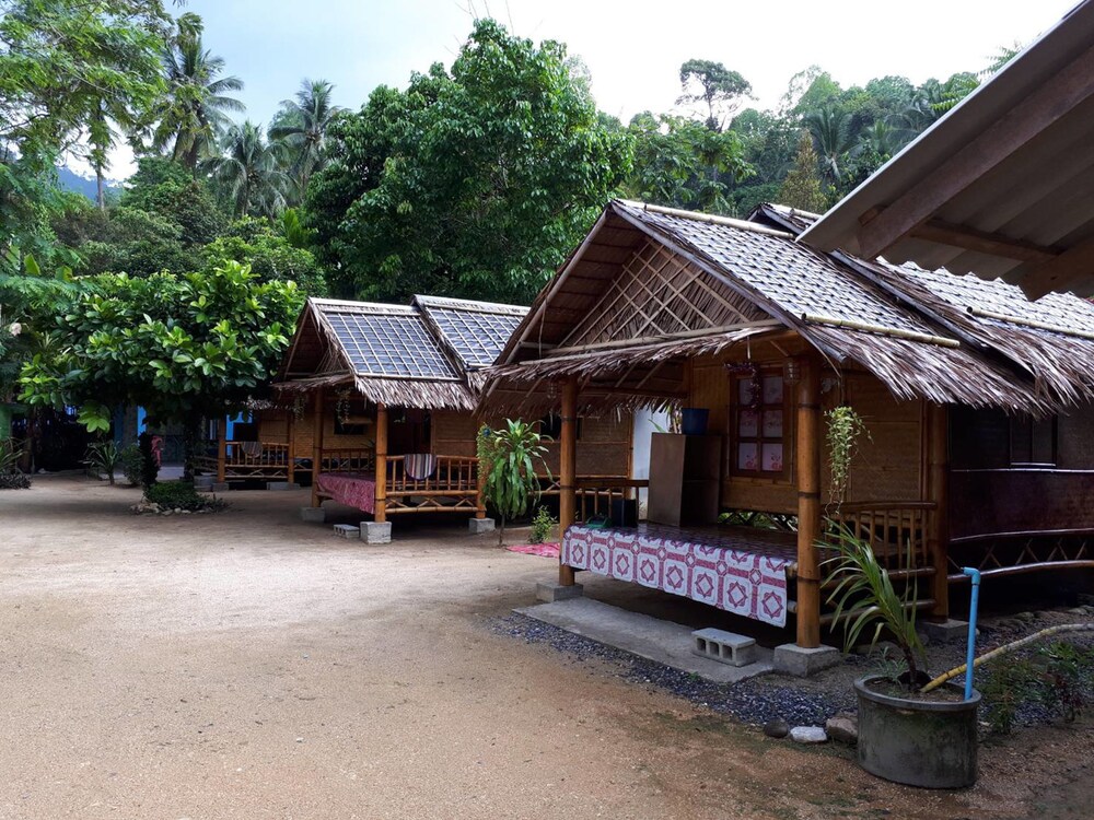 Khanum Songpeenong — Lan Saka
