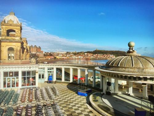 Superb Scarborough Penthouse with Balcony lift parking views