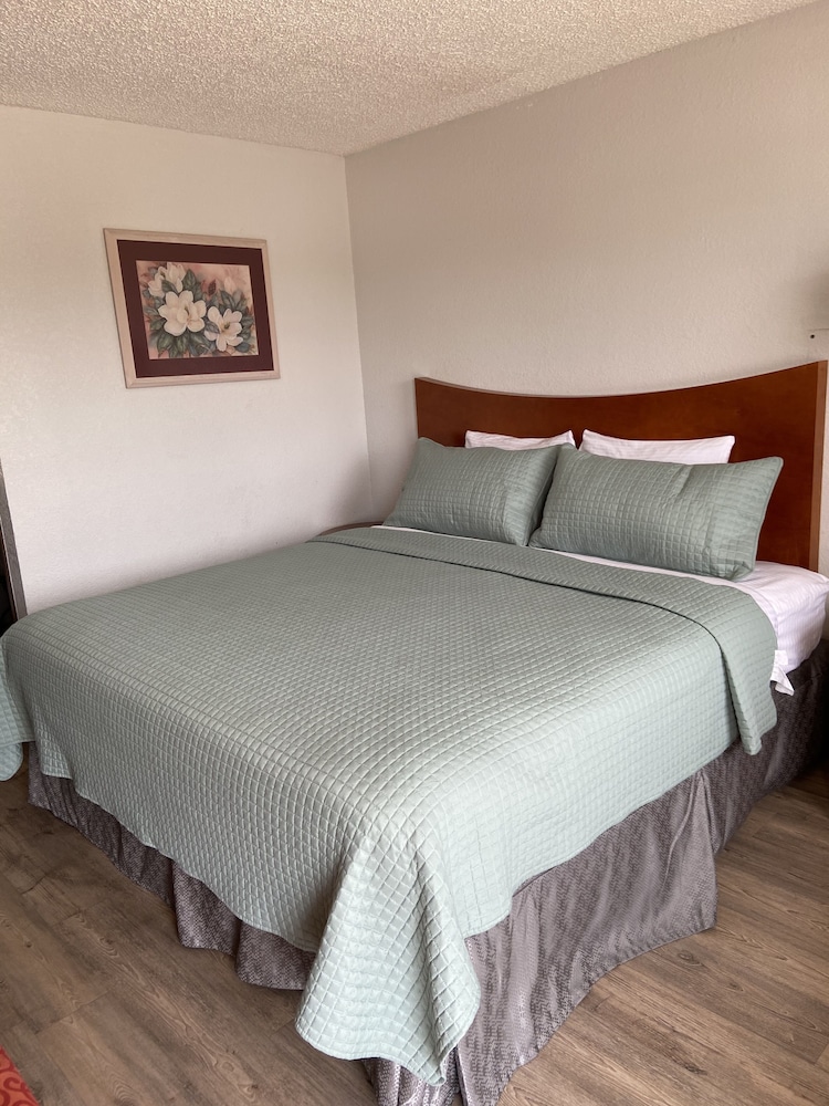 Colonial Inn - photo 14