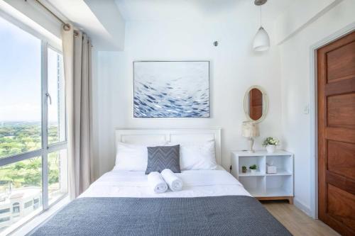 Julias Bright Stylish Condo Balcony — 4-Star Luxury Hotel in Manila, Philippines