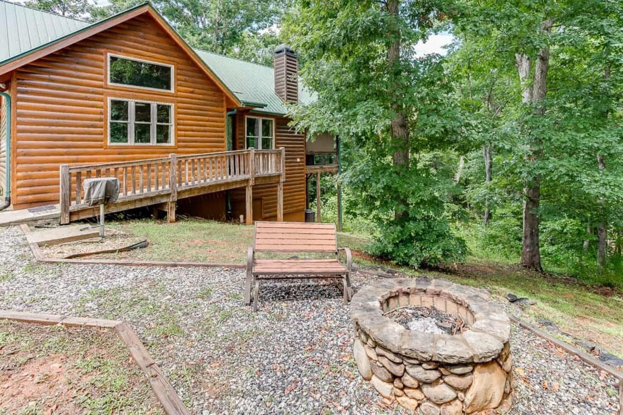 Perfect Couples Cabin w 2 Person Spa Bath — 4-Star Luxury Hotel in Cornelia, United States