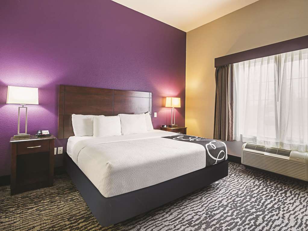 La Quinta Inn & Suites by Wyndham Fresno Northwest - photo 44