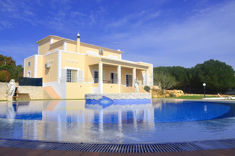Villa Carvoeiro by GalanteVasques — 4-Star Luxury Hotel in Carvoeiro, Portugal
