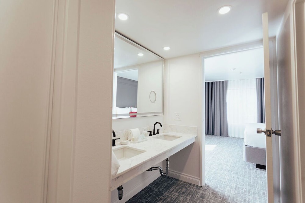 Vinland Hotel and Lounge - photo 45