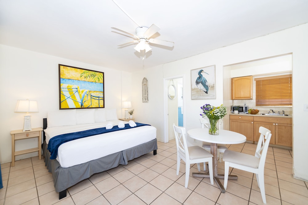 Tropic Isle Hotel and Apartment - photo 8